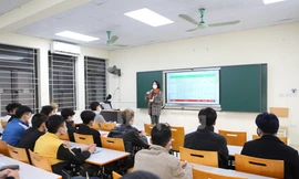 Sinh viên nhận lì xì của Thứ trưởng Bộ GD&ĐT và thầy hiệu trưởng ngay ngày đầu đến trường