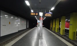 Một ga giờ thấp điểm không một bóng người