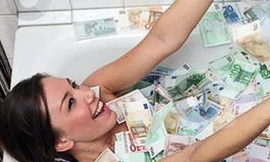 Khoe ảnh tắm trong tiền, thiếu nữ bị chỉ trích