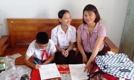 Nhà sách Tiền Phong tặng sách, đồ dùng học tập cho hai em nhỏ mồ côi tại Bắc Giang