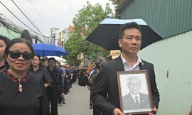 Dòng người khắp nơi về viếng Tổng Bí thư tại quê nhà thôn Lại Đà