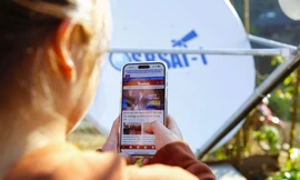 Lắp tặng trạm bắt sóng internet từ vệ tinh cho bản nghèo