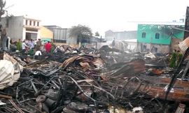 Cháy kinh hoàng, 90 căn nhà thành tro