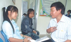 Phóng viên trao đổi với hai nữ sinh viên năm nhất Cao đẳng Bách khoa Đà Nẵng đến trạm y tế khám bệnh trầm cảm. Ảnh: QD