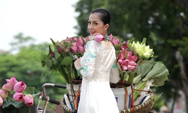 Linh Nga dịu dàng áo dài và sen Việt
