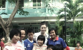 Lý Nhã Kỳ vui đùa với trẻ em khuyết tật