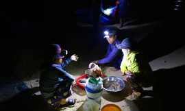 Độc lạ 'bến đèn pin' buôn bán hải sản sớm tinh mơ