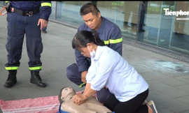 Người dân Hà Nội trải nghiệm cách thoát hiểm, sơ cứu người trong hỏa hoạn và đuối nước đúng cách