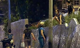 Nhiều người vượt rào thép gai trốn khỏi khu phong tỏa ở Hà Nội