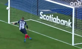 Tiền đạo 9 triệu euro bỏ lỡ cơ hội ghi bàn trước khung thành ở cự ly 2 mét