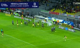 Cú đá phạt kinh điển khiến thủ môn đứng hình