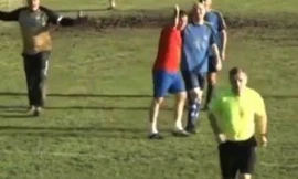 Trọng tài hỏi ý kiến người quay phim về pha phạm lỗi gây tranh cãi