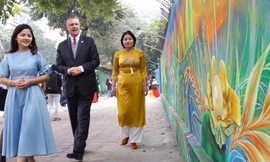 Bức tranh tường phát sáng lớn nhất Việt Nam