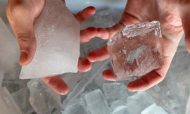 Vì sao nước đá làm tại nhà thường bị vẩn đục?