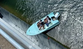 Hốt hoảng cảnh thuyền chở khách thăm quan mất kiểm soát trôi sát mép đập