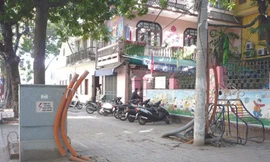 Do tủ điện áp và dây điện loằng ngoằng, cổng chính trường mầm non B (Hoàn Kiếm) đã phải đóng cửa