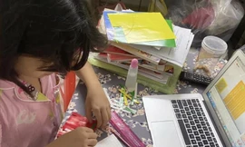 Học sinh than trời vì học online lên tới 10 tiết/ ngày, thầy cô cũng oải vì “độc thoại“