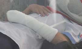 Nữ sinh dùng dao lam cắt tay phản đối cô giáo