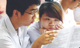 Thí sinh tại kỳ thi tuyển sinh ĐH,CĐ năm 2011. Ảnh: Hồng Vĩnh