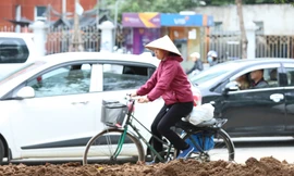 Rùng mình với mặt đường nhầy nhụa bùn đất ở nút giao Xã Đàn 