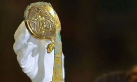 Cây gậy phép bí ẩn 500 năm tuổi ra mắt