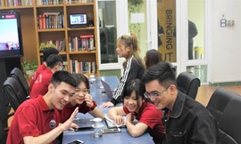 Do COVID-19, sinh viên Singapore shopping làng lụa Vạn Phúc... online