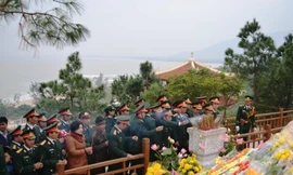 Nườm nượp đến viếng mộ Đại tướng ngày đầu năm