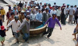 Đưa xác nạn nhân lên bờ