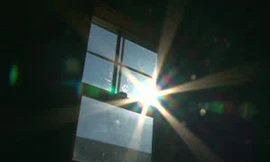 Cô gái 17 tuổi ném con vừa sinh ra cửa sổ