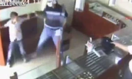 Dũng cảm chống lại tên cướp có vũ khí