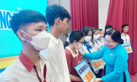 Trao học bổng Lương Định Của cho 536 học sinh, sinh viên đầu năm học mới