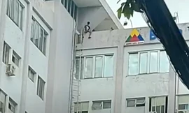 Kinh hãi cảnh thanh niên nghi ngáo đá, ngồi vắt vẻo trên nóc bệnh viện ở Rạch Giá