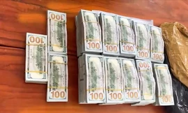 Bắt người vận chuyển trái phép hơn nửa triệu USD qua biên giới