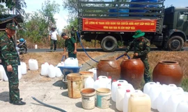 Bộ đội chở nước sinh hoạt đến hàng trăm hộ dân vùng hạn mặn ở biên giới 