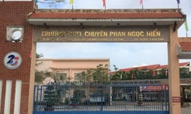 Kỷ luật hiệu phó trường chuyên bắt học sinh ăn thức ăn đã quăng vào thùng rác