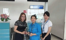 Nữ nhân viên sân bay trả lại viên kim cương hơn nửa tỷ đồng cho khách