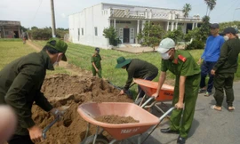 Hàng trăm chiến sỹ công an 'vượt nắng, thắng mưa' xây nhà cho người nghèo