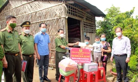 Thiếu tướng Nguyễn Văn Thuận -Giám đốc Công an TP. Cần Thơ cùng Bí thư Huyện ủy Phong Điền trao quà hỗ trợ cho 2 cháu mồ côi cha do dịch COVID-19.