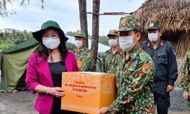 Phó Chủ tịch nước Võ Thị Ánh Xuân thăm, động viên lực lượng chống dịch Kiên Giang