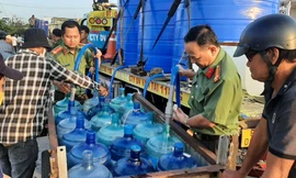 Công an Tiền Giang dùng xe và bồn chữa cháy chở nước sinh hoạt hỗ trợ cho dân