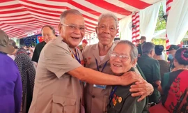 Xúc động hình ảnh các cựu tù gặp lại đồng đội kỷ niệm 50 năm 'chiến thắng trở về’