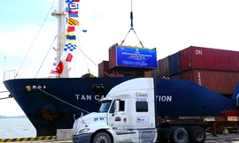 Cụm cảng Cần Thơ đón tàu container: Cú hích phát triển vùng nông sản lớn nhất nước