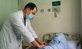 Nam thanh niên 27 tuổi suýt hoại tử dương vật vì đeo nhẫn tìm cảm giác lạ