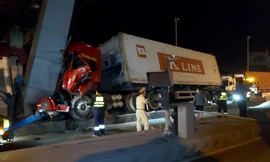  Xe đầu kéo container tông vào trạm thu phí, tài xế kẹt cứng trong cabin