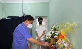 Không thể về quê, nam sinh viên Lào chịu tang cha ngay tại ký túc xá trường