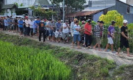 Cảnh sát đột kích trường gà, loạt con bạc nhảy xuống ao lẩn trốn