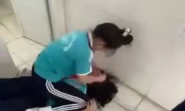 Nói "đẹp mà chảnh" nữ sinh lớp 8 bị nhóm bạn đánh trong nhà vệ sinh, quay clip