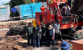 Phương án mới nhất để đưa thi thể bé trai bị kẹt trong trụ bê tông lên mặt đất