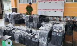 Phát lộ hàng nghìn bao thuốc lá lậu trong ngăn bí mật trên xe tải