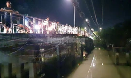 Để lại dép trên cầu, người đàn ông lao mình xuống sông